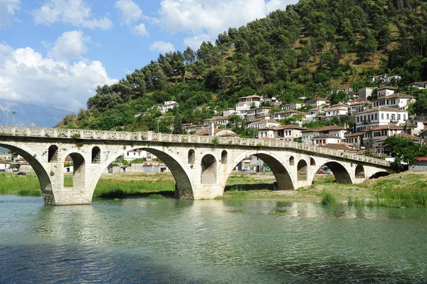 Puente de piedra sobre el río Osum en Berat — Foto de Stock