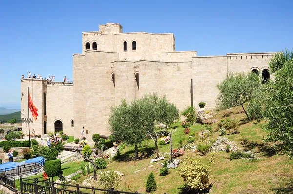 Turisti in visita al museo Skanderbeg di Kruja — Foto Stock