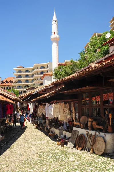 Los turistas de compras en el bazar de Kruja en Albania — Foto de Stock