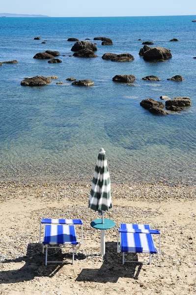 Stolar på stranden durres — Stockfoto