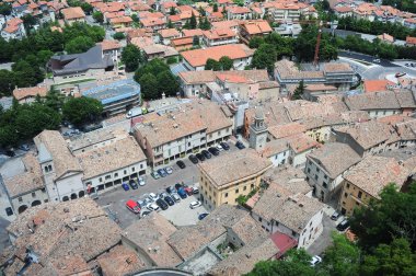 Piazza grande ve seçme ve seçilme hakkı üzerinde borgo maggiore Kilisesi