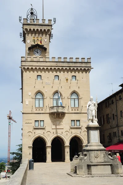 Det offentlige palads på Borgo Maggiore - Stock-foto