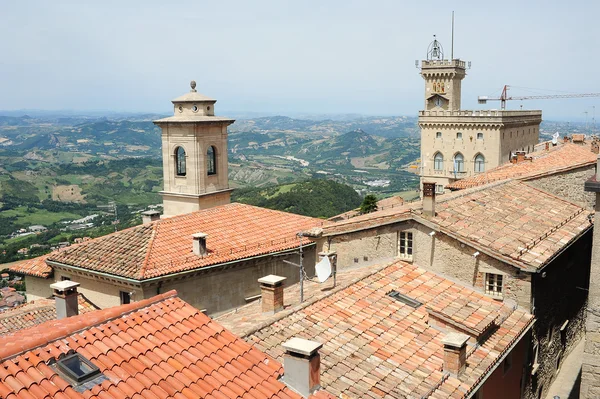 Вид из Борго-Маджоре на Сан-Марино — стоковое фото