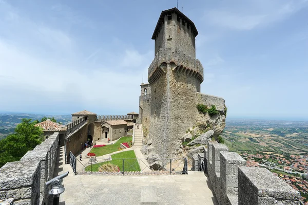 Turistas visitando La Rocca sin cuartel en Borgo Maggiore, San Marín — Foto de Stock