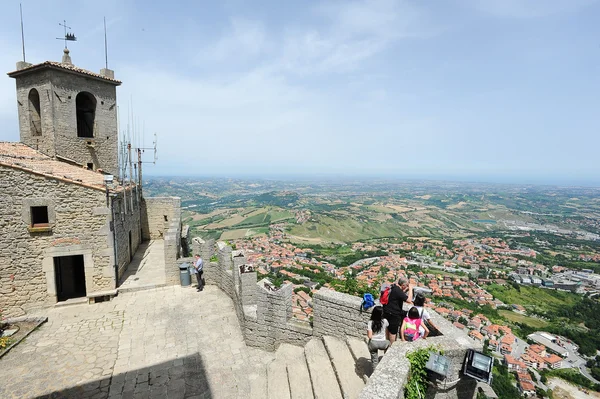 Turistů, kteří navštíví La Rocca fortless na Borgo Maggiore, San Marin — Stock fotografie