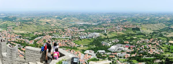 Turis menikmati pemandangan dari La Rocca tanpa kekuatan di Borgo Maggi — Stok Foto