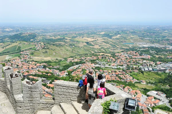 Turistit nauttivat näköalasta La Rocca fortless Borgo Maggi — kuvapankkivalokuva