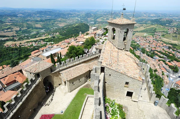 Tourists visiting La Rocca fortless on Borgo Maggiore, San Marin — Stock Photo, Image