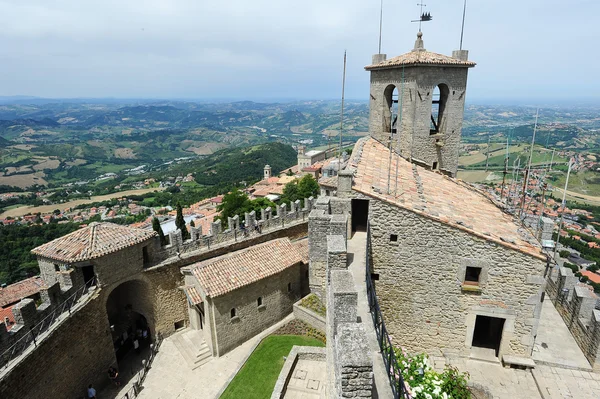 Turistit vierailevat La Rocca fortless — kuvapankkivalokuva