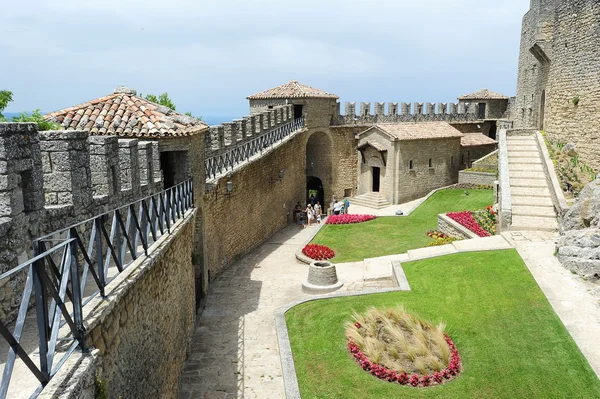 Tourists visiting La Rocca fortless on Borgo Maggiore, San Marin — Stock Photo, Image