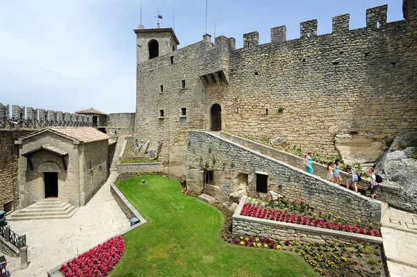 Toeristen een bezoek aan La Rocca fortless op Borgo Maggiore, San Marin — Stockfoto