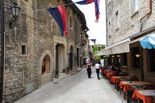 Turistas comiendo en un restaurante de Borgo Maggiore en San Marino —  Fotos de Stock