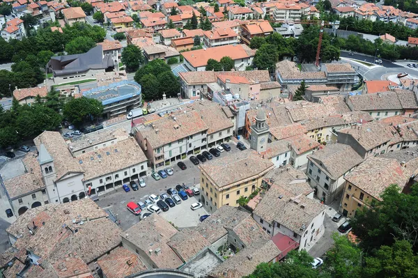 Piazza grande e igreja do Sufrágio em Borgo Maggiore — Fotografia de Stock