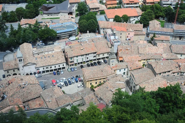 Piazza grande e igreja do Sufrágio em Borgo Maggiore — Fotografia de Stock