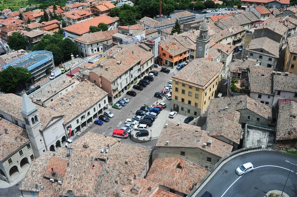 Kościół prawa wyborczego w borgo maggiore i Piazza grande — Zdjęcie stockowe