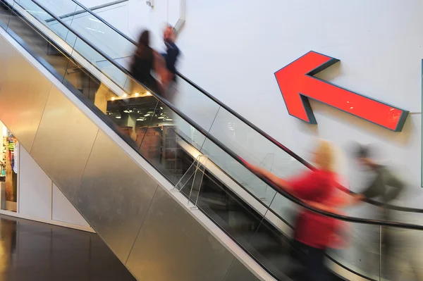 Menschen auf einer Rolltreppe — Stockfoto