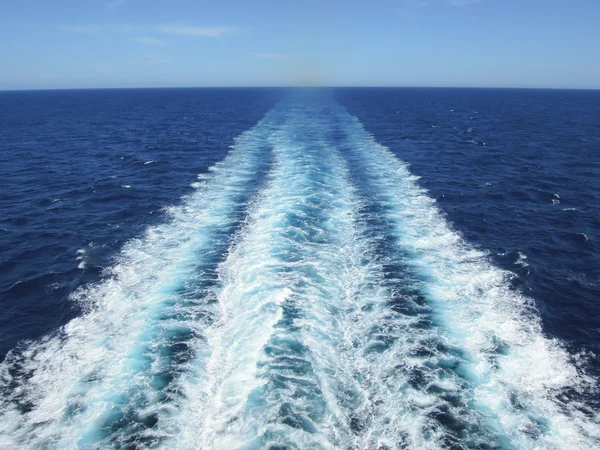 Waves of a cruisership — Stock Photo, Image