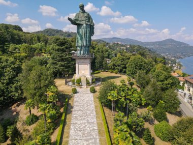 İtalya 'daki Maggiore Gölü' ndeki Arona 'daki San Carlo Borromeo heykelinin insansız hava aracı görüntüsü
