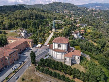 İtalya 'daki Maggiore Gölü' ndeki Arona 'daki San Carlo Borromeo heykelinin insansız hava aracı görüntüsü