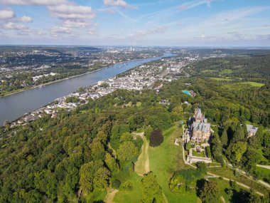 Almanya 'daki Koenigswinter üzerindeki Drachenburg kalesinin insansız hava aracı görüntüsü