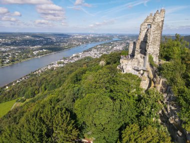 Almanya 'daki Koenigswinter yüzünden Drachenfels' in insansız hava aracı görüntüsü mahvoldu.