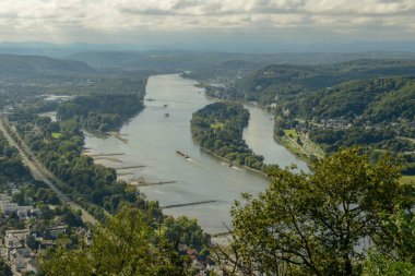 Almanya 'daki Koenigswinter' daki Ren Nehri manzarası