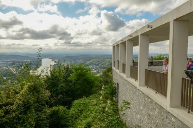 Koenigswinter, Almanya - 20 Eylül 2021: Drachenfels Almanya 'da Koenigswinter üzerindeki harabe ve restoran