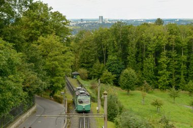 Koenigswinter, Almanya - 20 Eylül 2021: Drachenfels Almanya 'da Koenigswinter üzerindeki harabe ve restoran