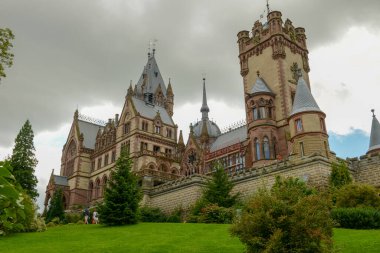 Almanya 'daki Koenigswinter üzerindeki Drachenburg kalesine bakın.