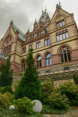 Almanya 'daki Koenigswinter üzerindeki Drachenburg kalesine bakın.