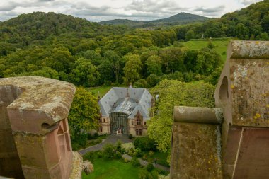 Almanya 'daki Koenigswinter üzerindeki Drachenburg kalesine bakın.