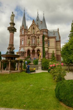 Koenigswinter, Almanya - 20 Eylül 2021: Drachenfels Almanya 'da Koenigswinter üzerindeki harabe ve restoran