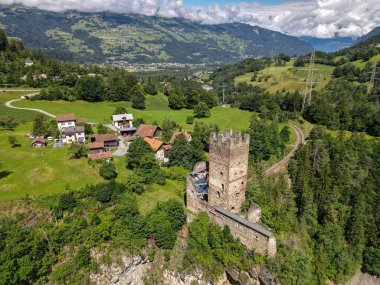 İsviçre Alpleri 'ndeki Campell' deki Sils Kalesi kalıntıları.