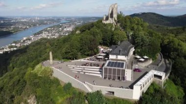 Drachenfels 'in bakış açısına ve Almanya' daki Knigswinter üzerindeki Drachenburg şatosuna insansız hava aracı bakışı