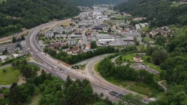 位于瑞士意大利卢加诺的高速公路上的无人机景观 — 图库视频影像