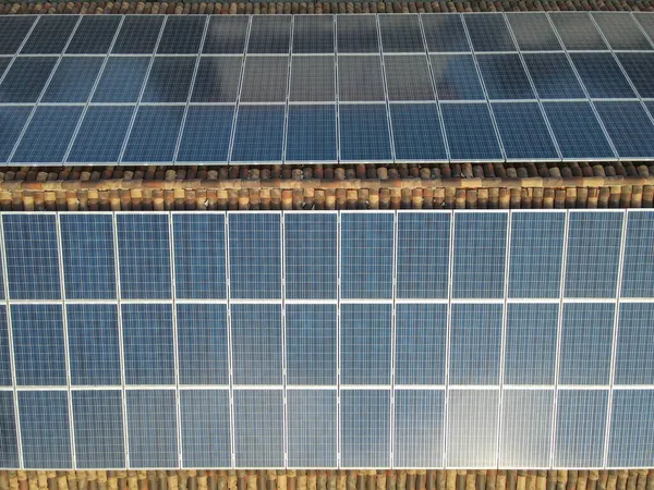 Солнечные Панели Возобновляемых Источников Энергии Крыше Дома — стоковое фото
