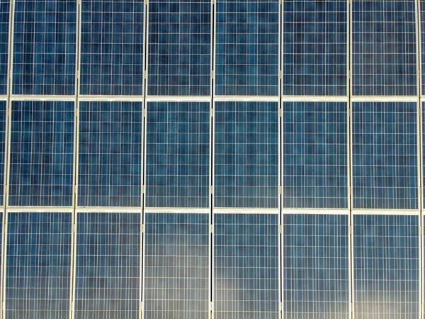 Zonnepanelen Voor Hernieuwbare Energie Het Dak Van Een Huis — Stockfoto