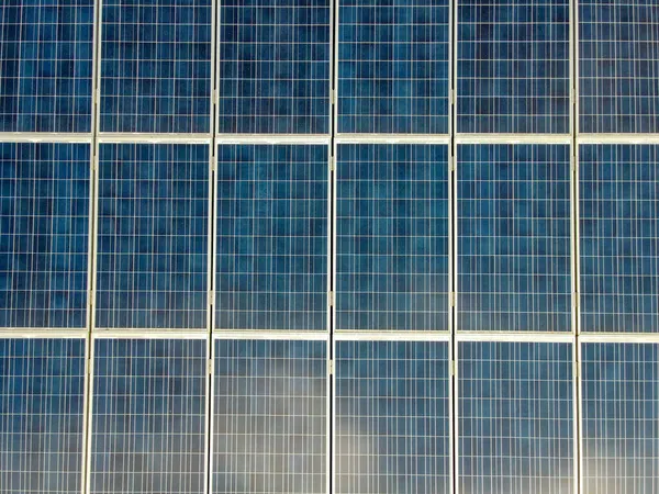 Zonnepanelen Voor Hernieuwbare Energie Het Dak Van Een Huis — Stockfoto