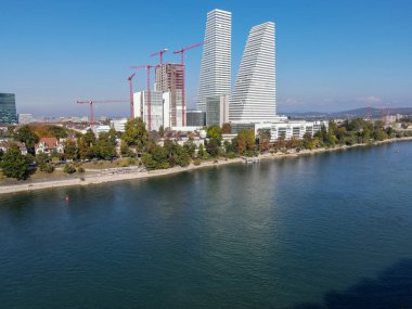Basel, İsviçre - 17 Eylül 2021: İsviçre 'deki Basel' deki Roche sanayi kulelerinde insansız hava aracı görüntüsü