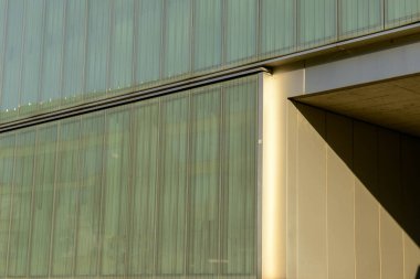 İsviçre 'deki Yenilenebilir Enerji Baseli için modern bir binanın güneş panelleri