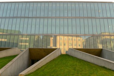 İsviçre 'deki Yenilenebilir Enerji Baseli için modern bir binanın güneş panelleri