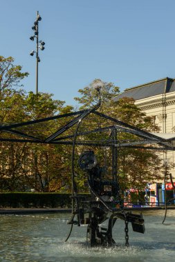 Basel, İsviçre - 17 Ekim 2021: İsviçre 'deki Tinguely Basel Çeşmesi