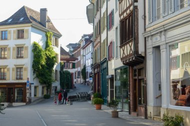 Basel, İsviçre - 17 Ekim 2021: İsviçre 'deki Basel' in eski merkezinde
