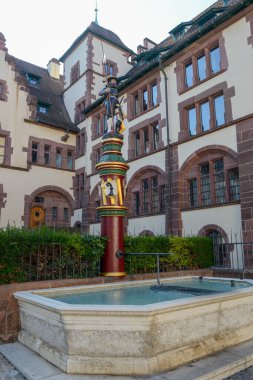 İsviçre 'deki Basel' deki eski çeşme.