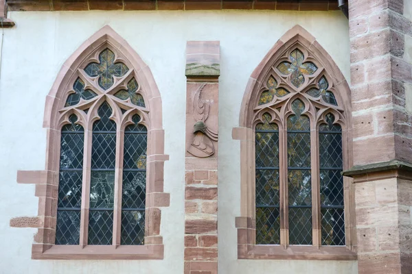 スイスのバーゼルにある教会の窓の建築の詳細 — ストック写真