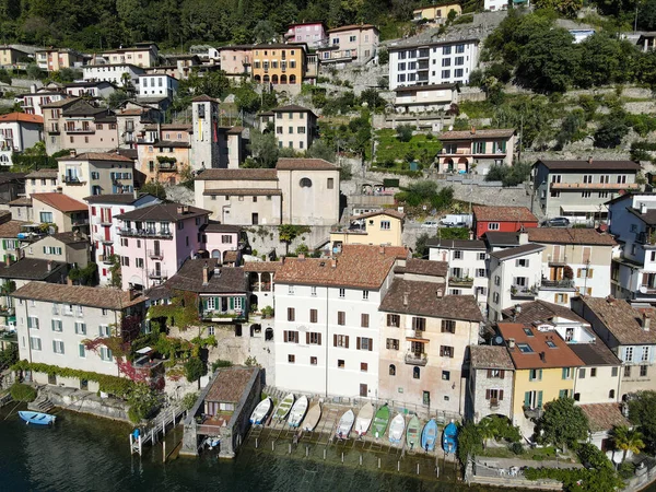 スイスのイタリア部分でルガーノ湖のガンドリアでのドローンビュー — ストック写真
