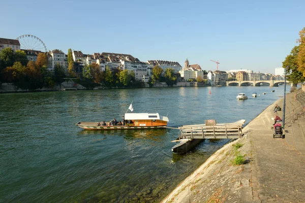 Basel Schweiz Oktober 2021 Personer Färja Som Korsar Floden Rhen — Stockfoto