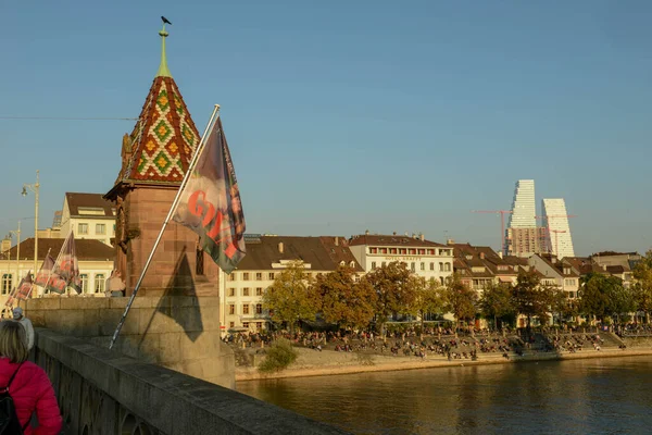 Βασιλεία Ελβετία Οκτωβρίου 2021 Άνθρωποι Χαλαρώνουν Δίπλα Στον Ποταμό Ρήνο — Φωτογραφία Αρχείου