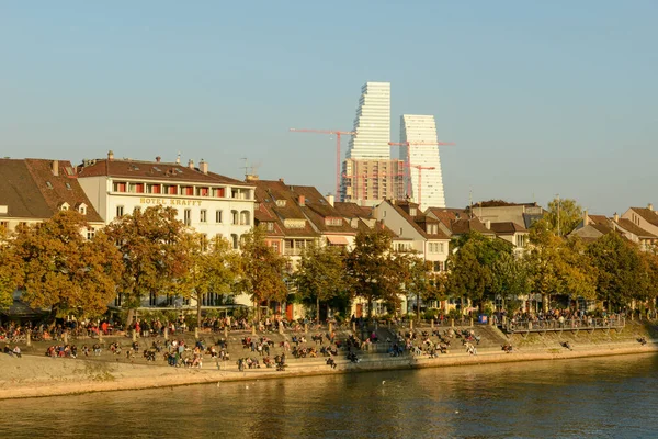 Basel Swiss Oktober 2021 Orang Orang Bersantai Tepi Sungai Rhine — Stok Foto