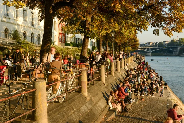 Basel Switzerland Oktober 2021 People Relaxing River Rhine Basel Switzerland — Stockfoto